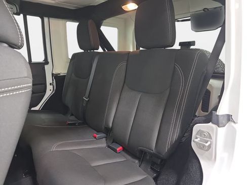 Used 2017 Jeep Wrangler Unlimited Sahara w/ Connectivity Group AWD/4WD image 11