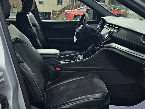 Used 2024 Jeep Grand Cherokee L Laredo image 8