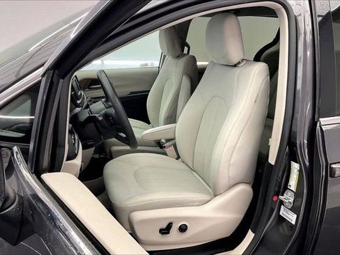 Used 2017 Chrysler Pacifica LX image 18