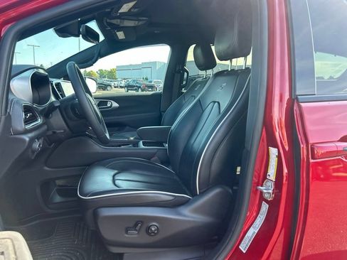 Used 2025 Chrysler Pacifica Limited w/ Uconnect Theater Family Group AWD/4WD image 5