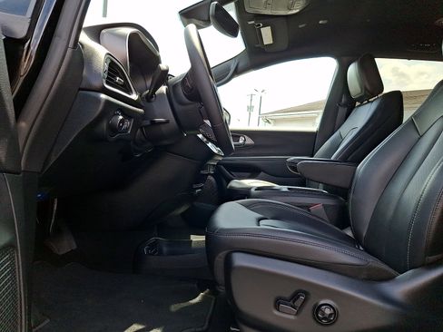 Used 2025 Chrysler Pacifica Select FWD image 12