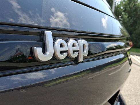 Used 2024 Jeep Grand Cherokee Overland w/ Luxury Tech Group IV AWD/4WD image 30
