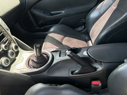 Used 2011 Nissan 370Z Touring w/ Sport Pkg RWD image 6