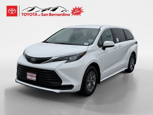 New 2026 Toyota Sienna LE image 1