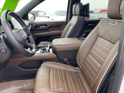 Used 2025 GMC Yukon XL Denali Ultimate w/ LPO, Floor Liner Package AWD/4WD image 18
