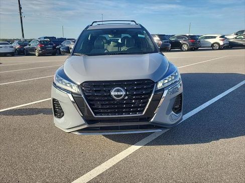 Used 2023 Nissan Kicks SR w/ SR Premium Package FWD image 3