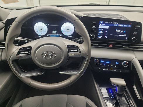 Used 2022 Hyundai Elantra SEL w/ Convenience Package FWD image 22