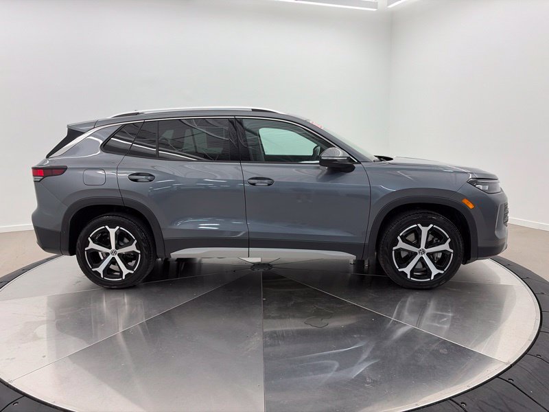 Used 2025 Volkswagen Tiguan SE w/ Panoramic Sunroof Package AWD/4WD image 2