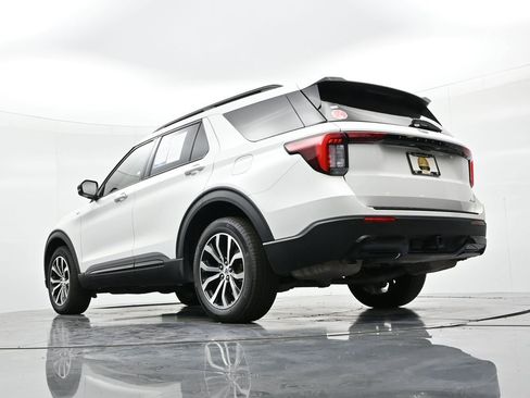 Used 2025 Ford Explorer ST-Line image 21