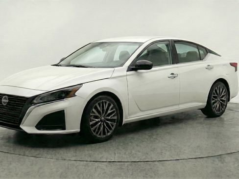 Used 2025 Nissan Altima 2.5 SV FWD image 3