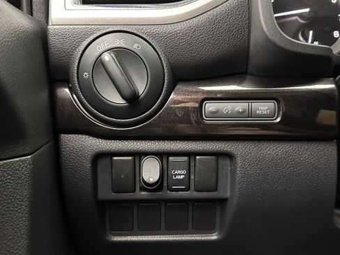 Used 2017 Nissan Titan SV image 17