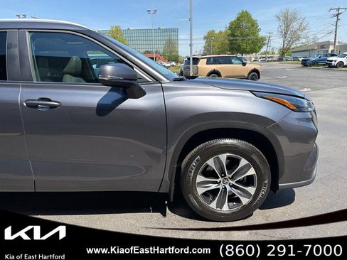 Used 2023 Toyota Highlander XLE AWD/4WD image 6