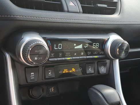 Used 2024 Toyota RAV4 XLE AWD/4WD image 16