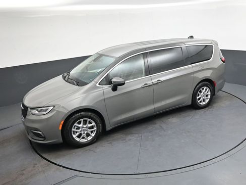 Used 2023 Chrysler Pacifica Touring-L image 30