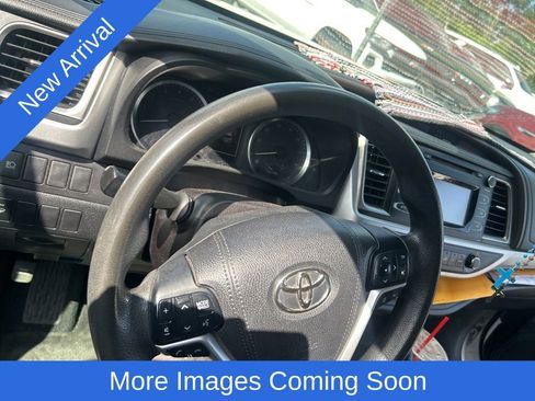 Used 2017 Toyota Highlander LE FWD image 13