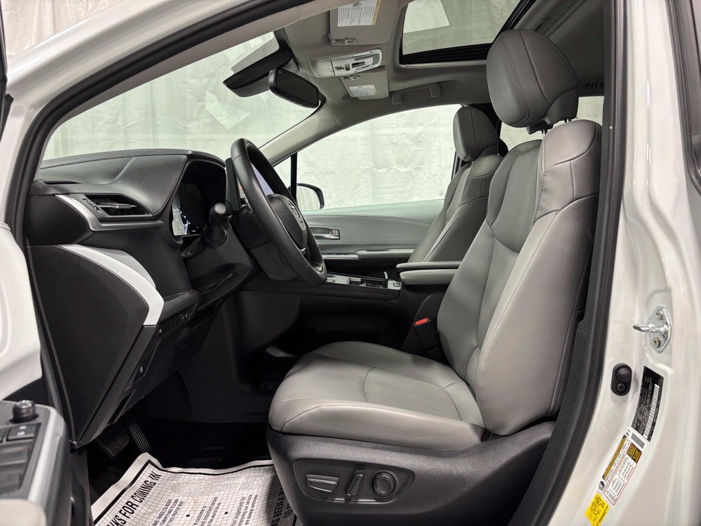 Used 2026 Toyota Sienna XLE FWD image 14