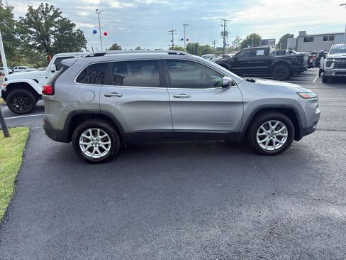 Used 2017 Jeep Cherokee Latitude w/ Cold Weather Group AWD/4WD image 4