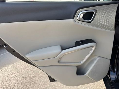 Certified 2025 Kia Soul LX w/ LX Technology Package FWD image 9