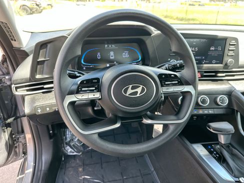 Used 2025 Hyundai Elantra SE FWD image 14