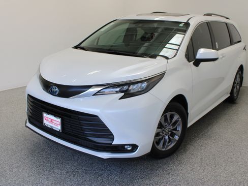 Used 2025 Toyota Sienna XLE FWD image 2
