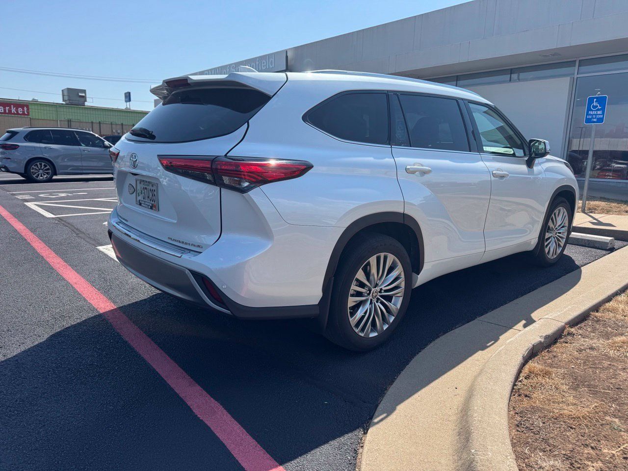 Used 2022 Toyota Highlander Platinum AWD/4WD image 2