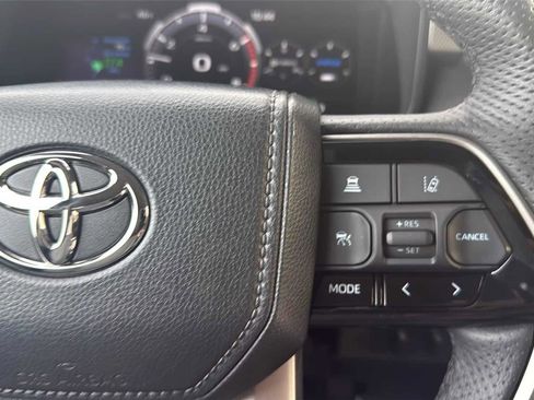 Used 2023 Toyota Sequoia Limited image 17