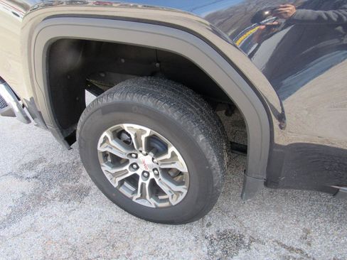 Used 2025 GMC Sierra 1500 SLT image 4