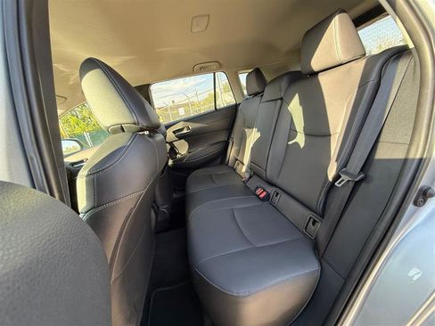 Used 2022 Toyota Corolla Cross XLE image 18