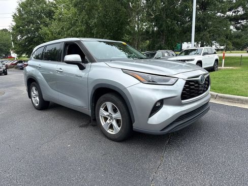 Used 2021 Toyota Highlander LE AWD/4WD image 7