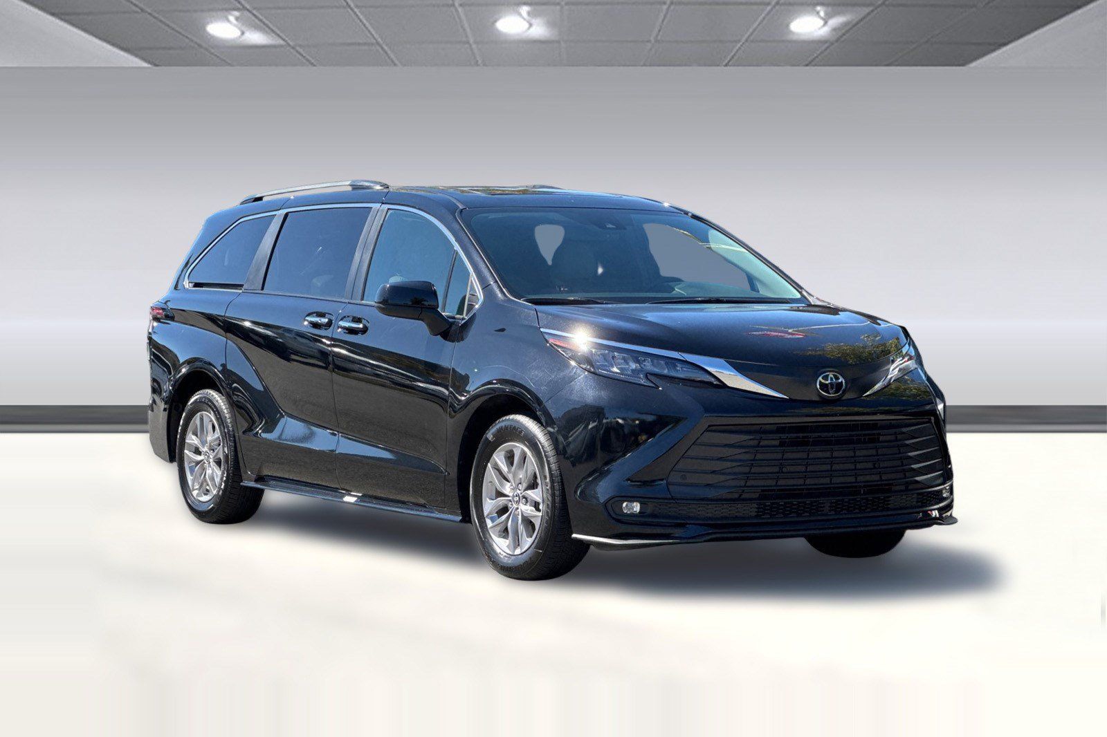 Used 2026 Toyota Sienna XLE FWD image 7