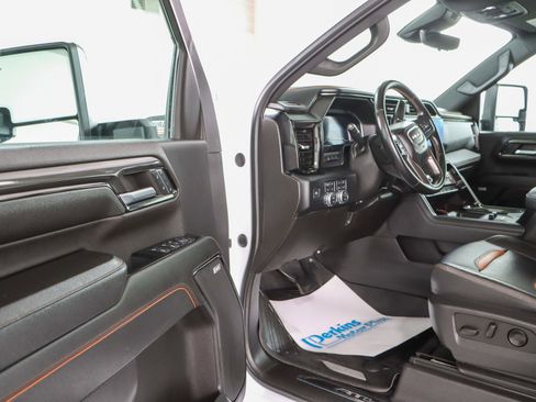 Used 2024 GMC Sierra 2500 AT4 w/ AT4 Premium Plus Package image 3
