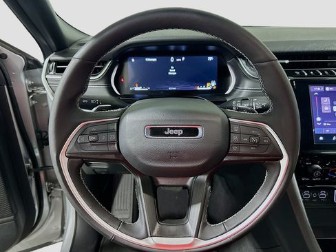 Used 2025 Jeep Grand Cherokee Altitude RWD image 9