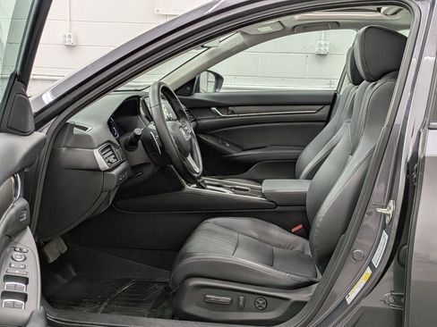 Used 2018 Honda Accord Touring image 3