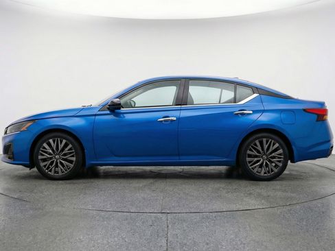 Used 2025 Nissan Altima 2.5 SV FWD image 5