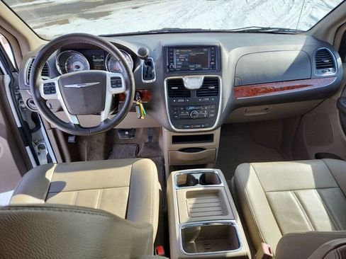 Used 2016 Chrysler Town & Country Touring image 18