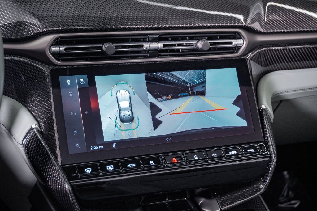 Used 2026 Aston Martin Vanquish Convertible RWD image 31
