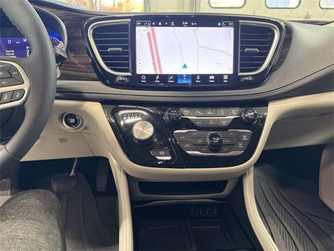 Used 2023 Chrysler Pacifica Limited image 10