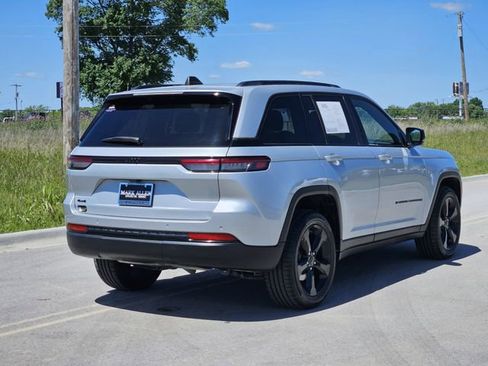 Used 2024 Jeep Grand Cherokee Altitude AWD/4WD image 7