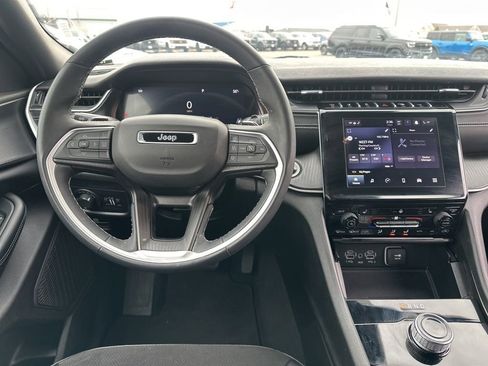 Used 2024 Jeep Grand Cherokee L Laredo image 5