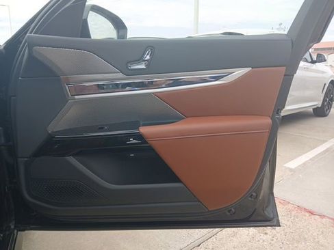 New 2025 BMW i7 xDrive60 image 16