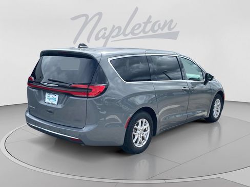 Used 2023 Chrysler Pacifica Touring-L FWD image 6