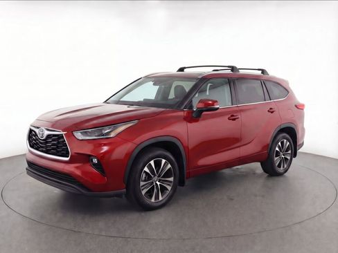 Used 2021 Toyota Highlander XLE image 3