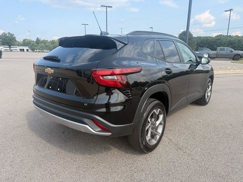 Used 2025 Chevrolet Trax LT FWD image 3