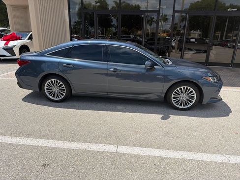 Used 2019 Toyota Avalon Limited FWD image 3