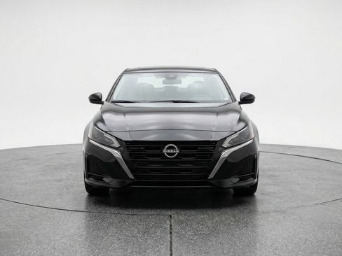 Used 2025 Nissan Altima 2.5 SV FWD image 2