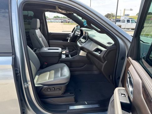 Used 2023 Chevrolet Suburban Z71 w/ Luxury Package AWD/4WD image 14