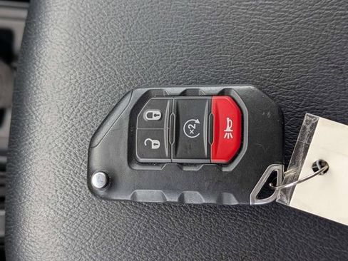 Used 2025 Jeep Wrangler Unlimited Sahara AWD/4WD image 32