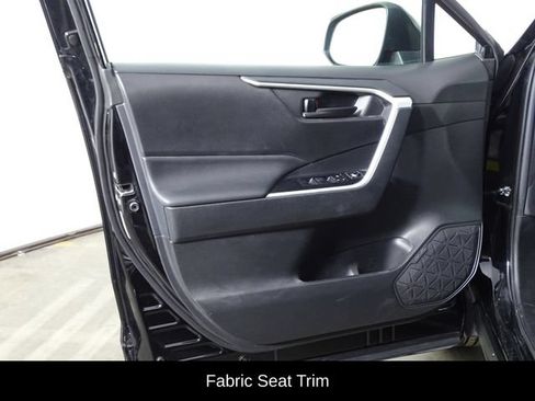 Used 2021 Toyota RAV4 LE FWD image 13