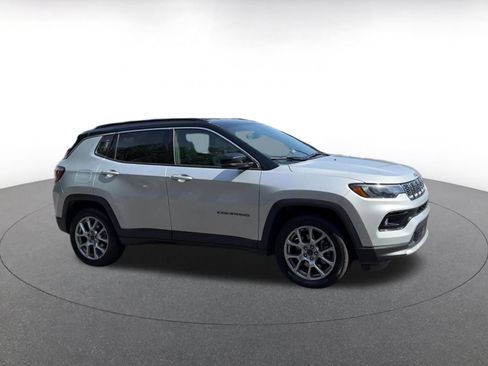 Used 2025 Jeep Compass Limited AWD/4WD image 2