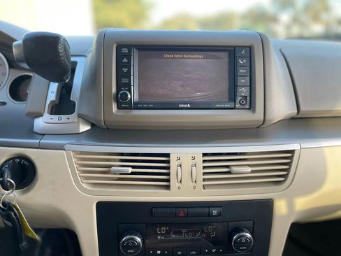 Used 2010 Volkswagen Routan SEL FWD image 22